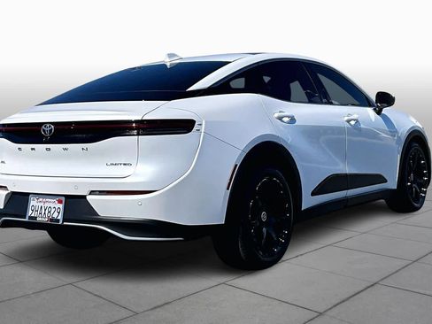 Used 2023 Toyota Crown Limited image 12