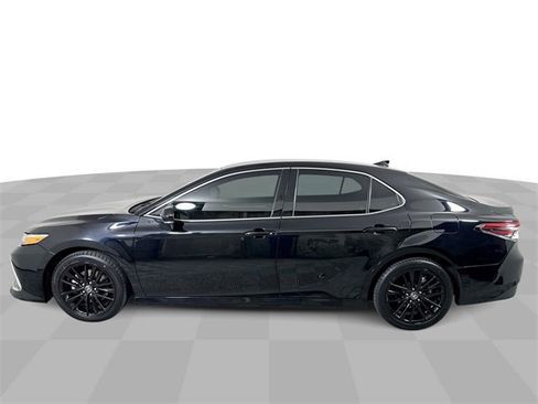 Used 2022 Toyota Camry XLE image 5