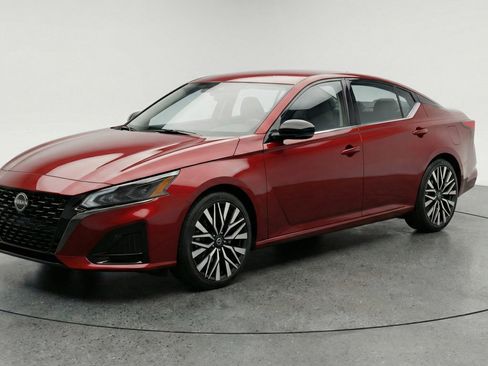 Used 2025 Nissan Altima 2.5 SV FWD image 3
