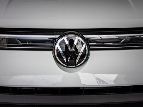 New 2026 Volkswagen Taos SE image 9