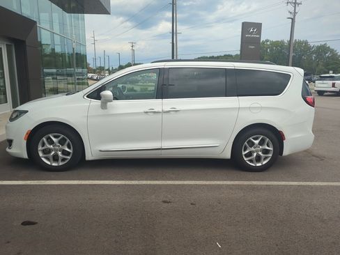 Used 2017 Chrysler Pacifica Touring-L w/ Tire & Wheel Group FWD image 1