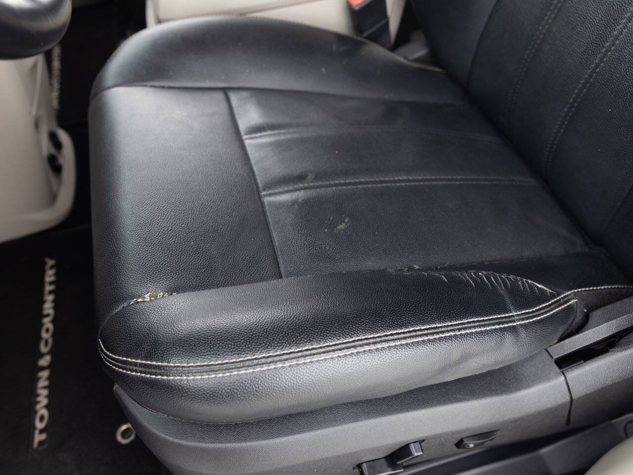 Used 2016 Chrysler Town & Country Touring FWD image 21