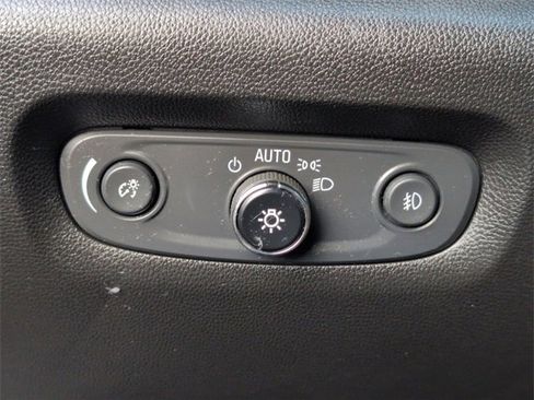 Used 2018 Chevrolet Traverse LT image 17