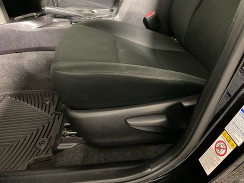 Used 2018 Toyota RAV4 LE w/ Carpet Mat Package AWD/4WD image 20