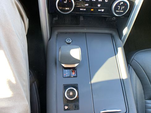 Used 2024 Land Rover Discovery S image 17