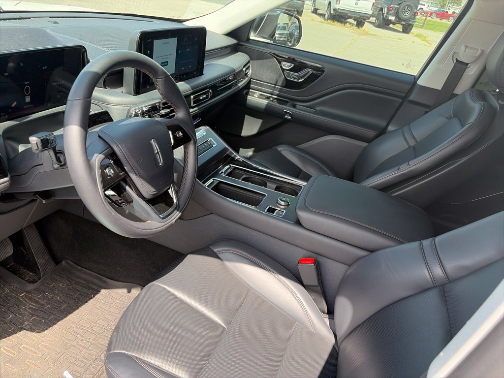 Used 2026 Lincoln Aviator AWD image 16
