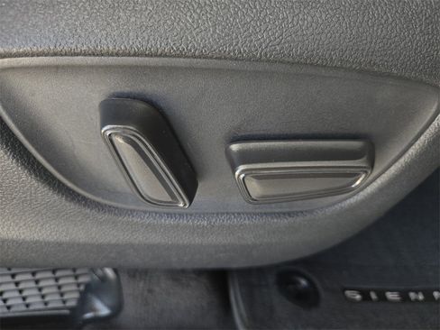 Used 2024 Toyota Sienna XLE image 28