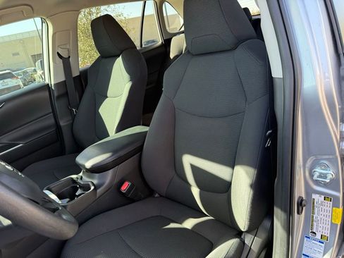 Used 2021 Toyota RAV4 LE image 13