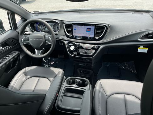 New 2027 Chrysler Pacifica Select w/ Family Tech Group FWD image 35