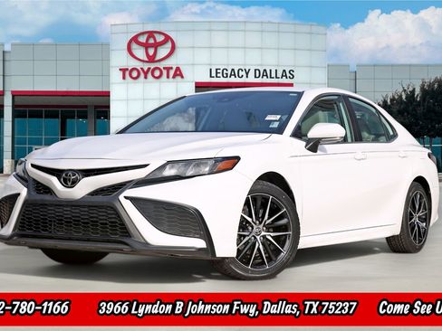 Used 2024 Toyota Camry SE image 1