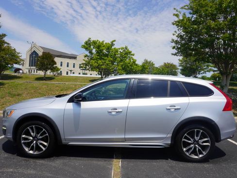 Used 2018 Volvo V60 T5 Cross Country w/ Convenience Package AWD/4WD image 5