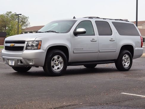 Used 2014 Chevrolet Suburban LT w/ Luxury Package AWD/4WD image 11