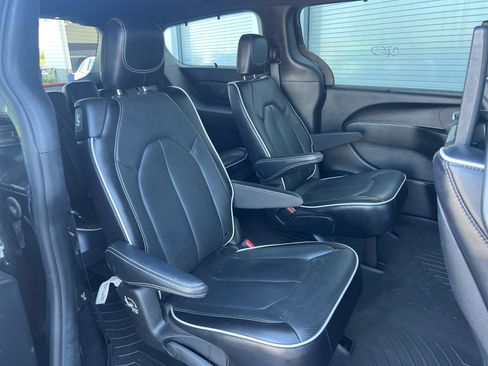 Used 2023 Chrysler Pacifica Limited w/ Uconnect Theater Family Group AWD/4WD image 16