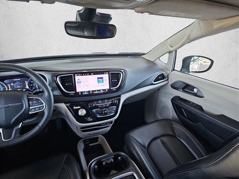 Used 2023 Chrysler Pacifica Touring-L FWD image 11