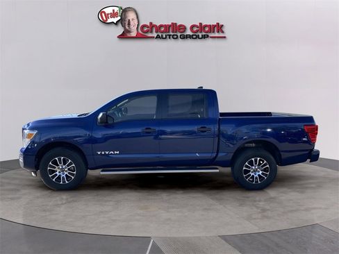 Used 2024 Nissan Titan SV image 3