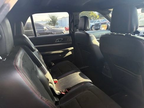 Used 2019 Ford Explorer XLT w/ Equipment Group 202A AWD/4WD image 4