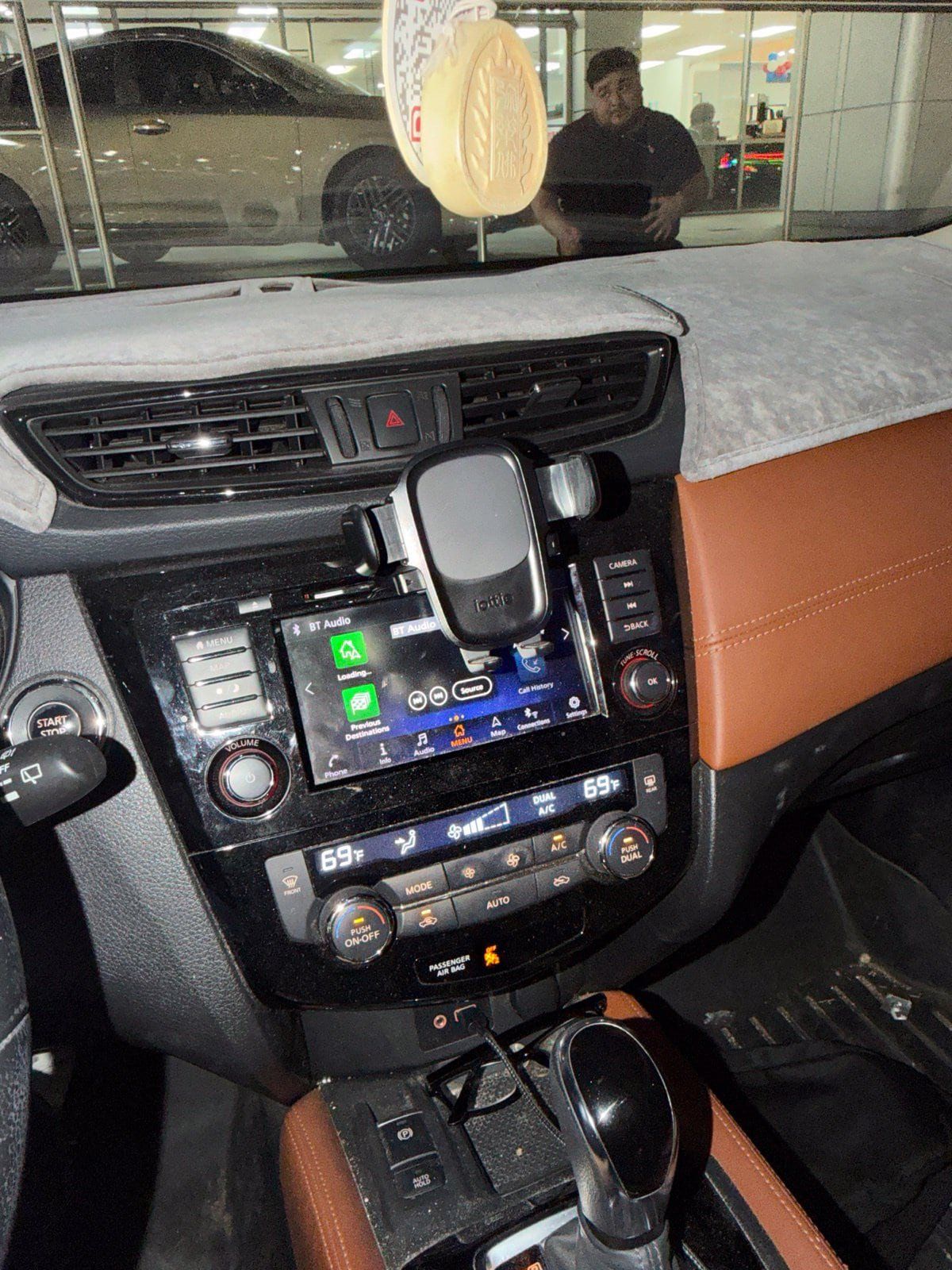 Used 2018 Nissan Rogue SL w/ Premium Package FWD image 2