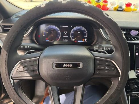 Used 2024 Jeep Grand Cherokee Laredo image 7