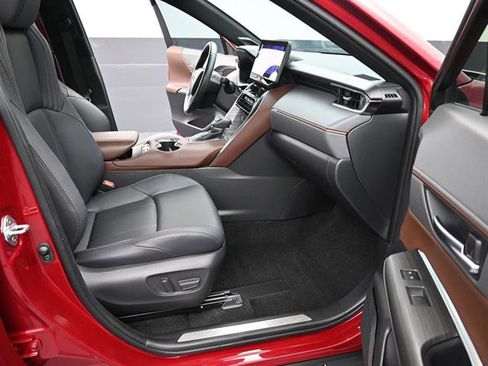 Certified 2024 Toyota Venza Limited AWD/4WD image 18