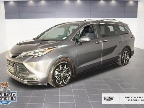 Used 2025 Toyota Sienna Platinum image 1