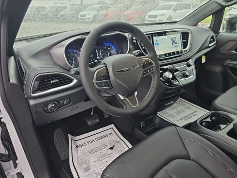 New 2026 Chrysler Pacifica Select image 14