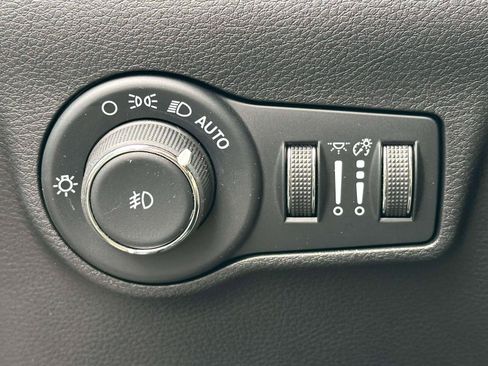 Used 2025 Jeep Compass Limited image 19