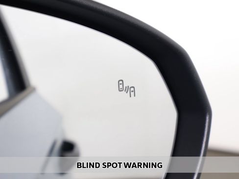 Used 2025 Volkswagen Taos SE AWD/4WD image 5
