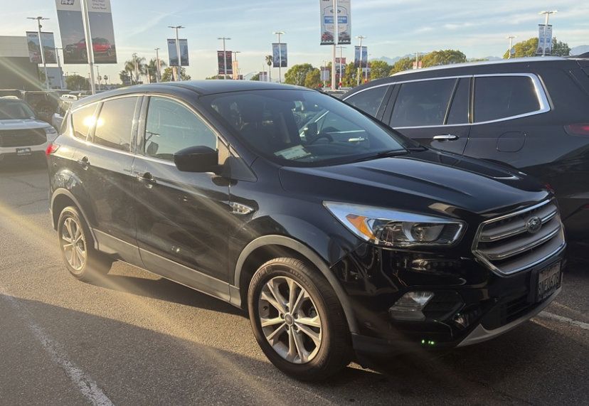 Used 2019 Ford Escape SE FWD image 1