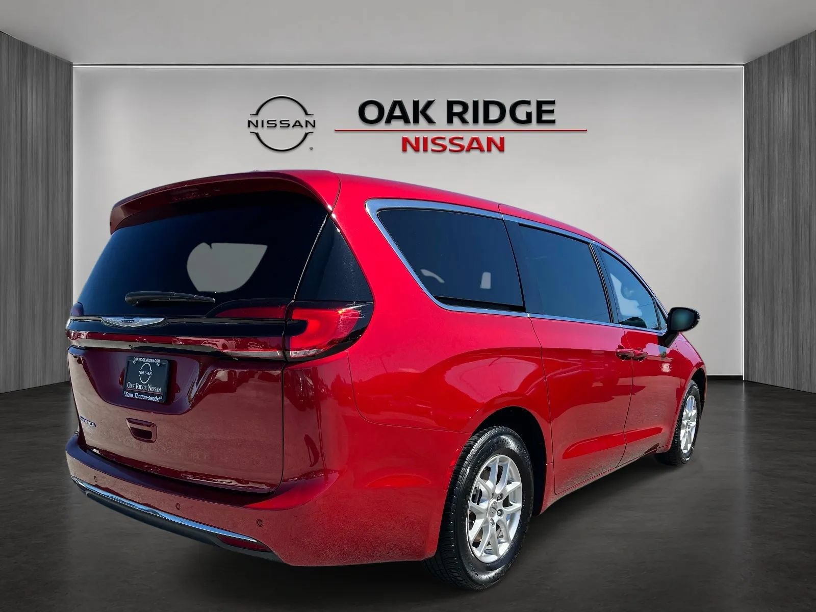 Used 2025 Chrysler Pacifica Select FWD image 3