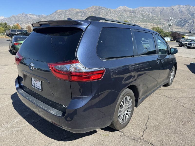 Used 2020 Toyota Sienna XLE w/ XLE Navigation Package FWD image 5