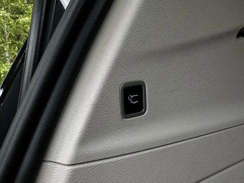 Used 2023 Chrysler Pacifica Touring-L FWD image 17