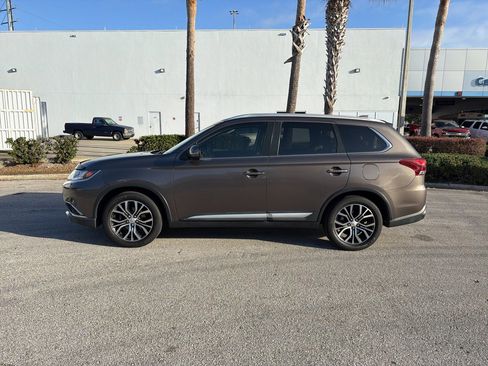 Used 2018 Mitsubishi Outlander SEL image 2