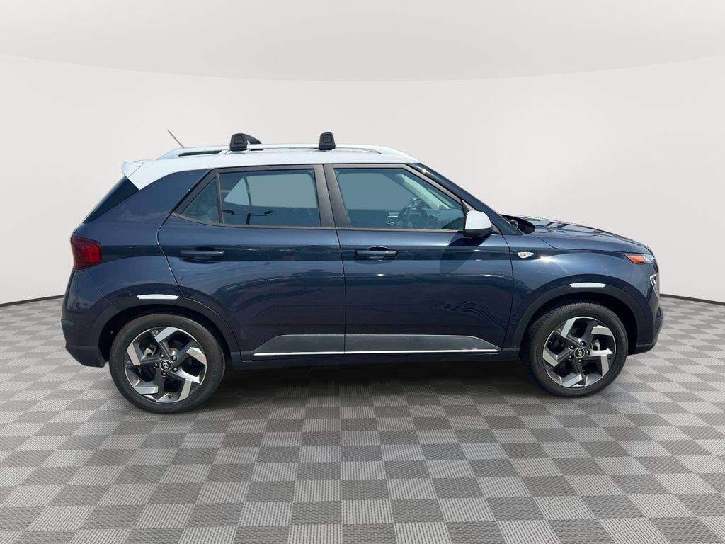 Used 2023 Hyundai Venue Limited FWD image 4