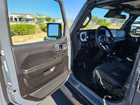 Used 2025 Jeep Wrangler Unlimited Sahara AWD/4WD image 16