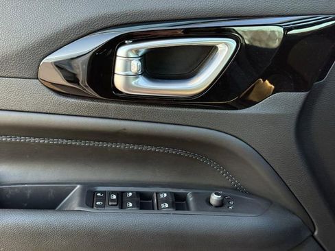 New 2026 Jeep Compass Latitude image 18