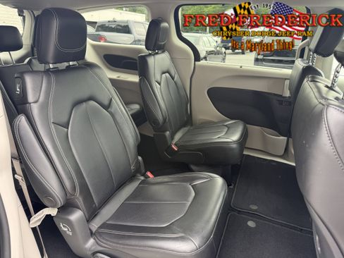 Used 2023 Chrysler Pacifica Touring-L AWD/4WD image 17