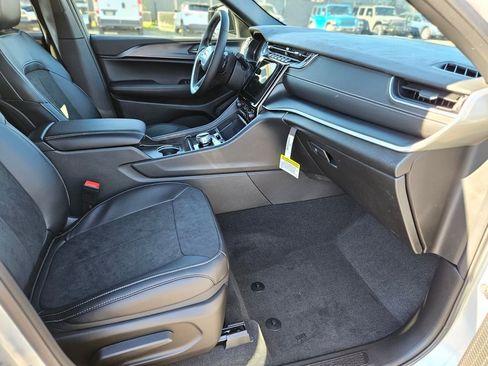New 2025 Jeep Grand Cherokee Altitude image 11