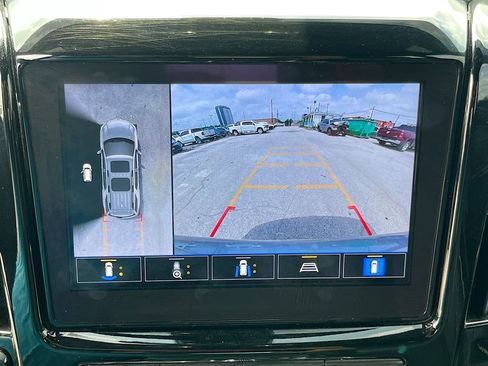 Used 2023 Chevrolet Traverse Premier FWD image 14