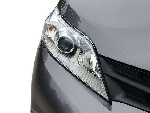 Used 2020 Toyota Sienna L image 10