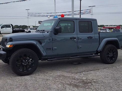 Used 2025 Jeep Gladiator Sport image 3