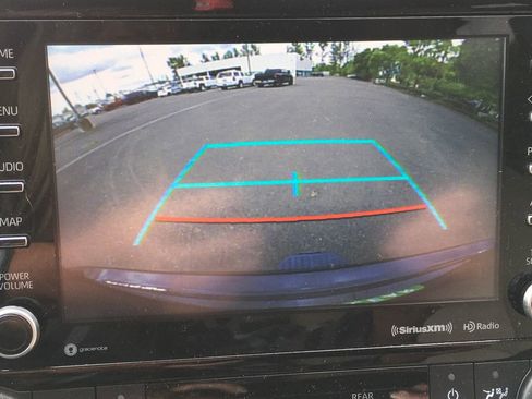 Used 2022 Toyota Highlander XLE AWD/4WD image 10