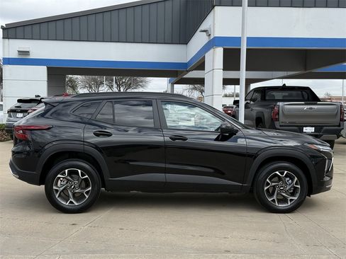 Certified 2025 Chevrolet Trax LT image 3