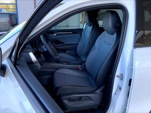 Used 2026 Volkswagen Tiguan SE R-Line FWD image 9