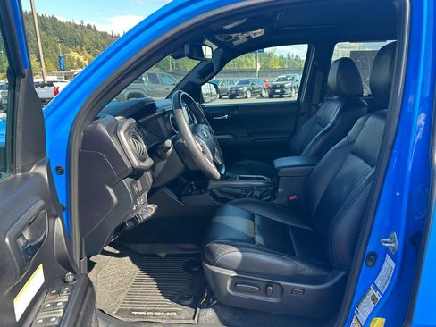 Used 2020 Toyota Tacoma TRD Off-Road w/ TRD Premium Off Road Package AWD/4WD image 12