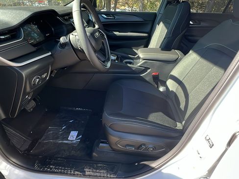 New 2025 Jeep Grand Cherokee 4WD image 16