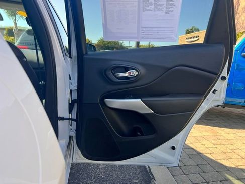 Used 2017 Jeep Cherokee Overland w/ Technology Group FWD image 30