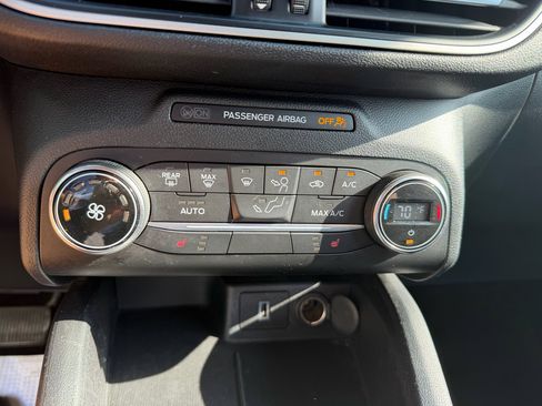 Used 2020 Ford Escape SE image 25