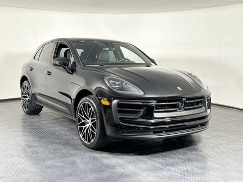 Certified 2026 Porsche Macan AWD/4WD image 9