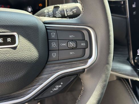 Used 2023 Jeep Wagoneer L Series II AWD/4WD image 36