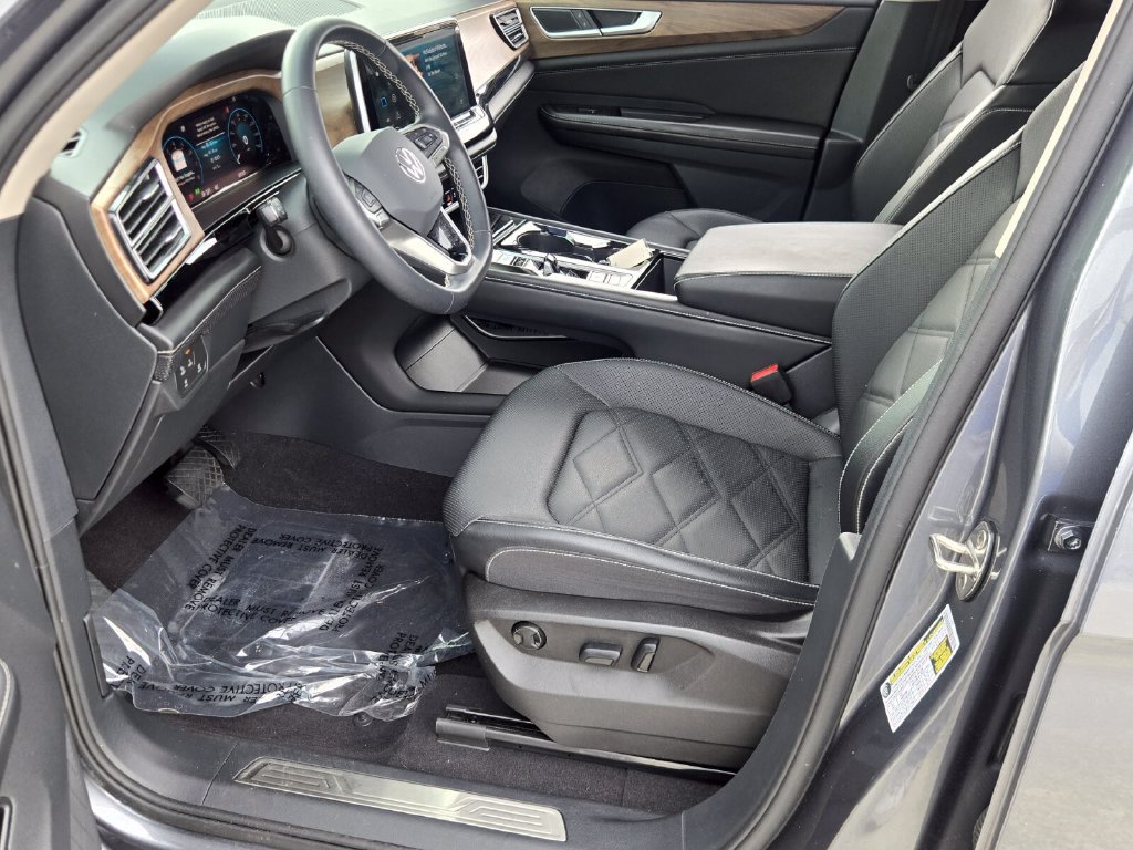 Certified 2024 Volkswagen Atlas SE w/ Black Wheel Package FWD image 11